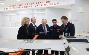 Путину показали беспилотник "АИСТ" для доставки медпрепаратов