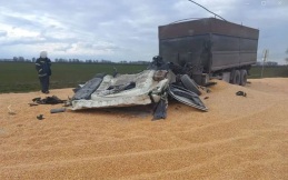 После смертельного ДТП в Воронежской области дорогу засыпало зерном