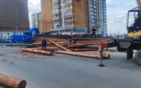 Лесовоз рассыпал бревна по дороге после ДТП в Иркутске