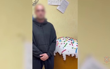 Мужчина похитил гигантский кулич в Волжском, но потом протрезвел и раскаялся