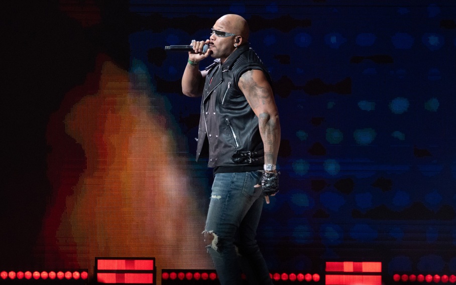 Рэпера Flo Rida встретили во Внуково коньяком и угостили черной икрой