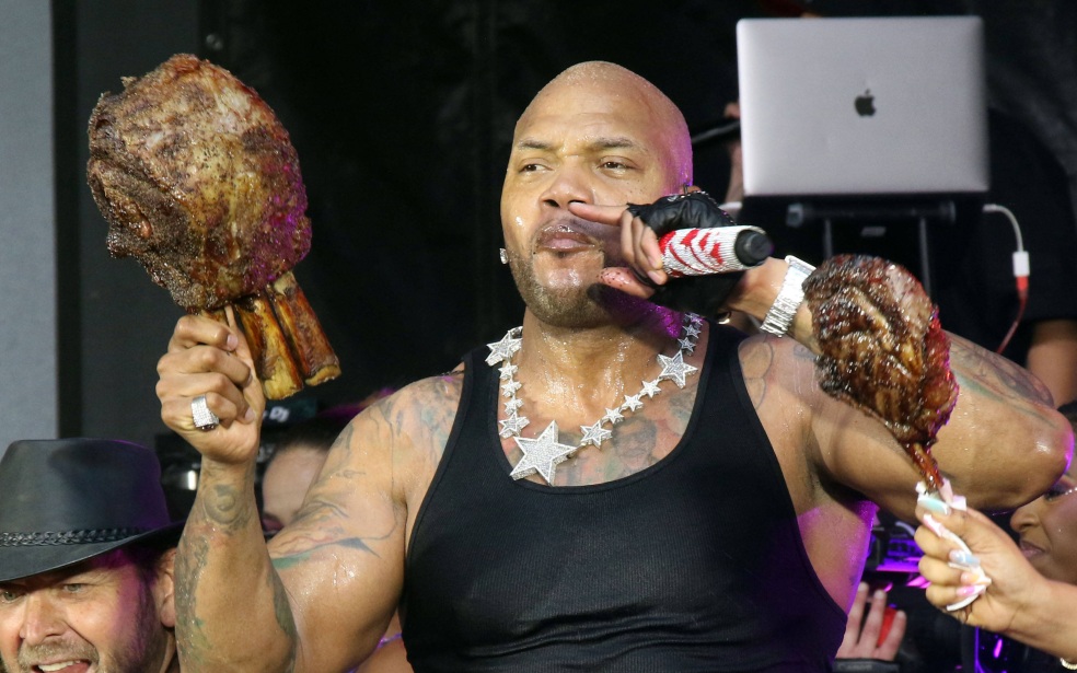 Рэпер Flo Rida подарил зрительнице в Москве свои кроссовки с автографом