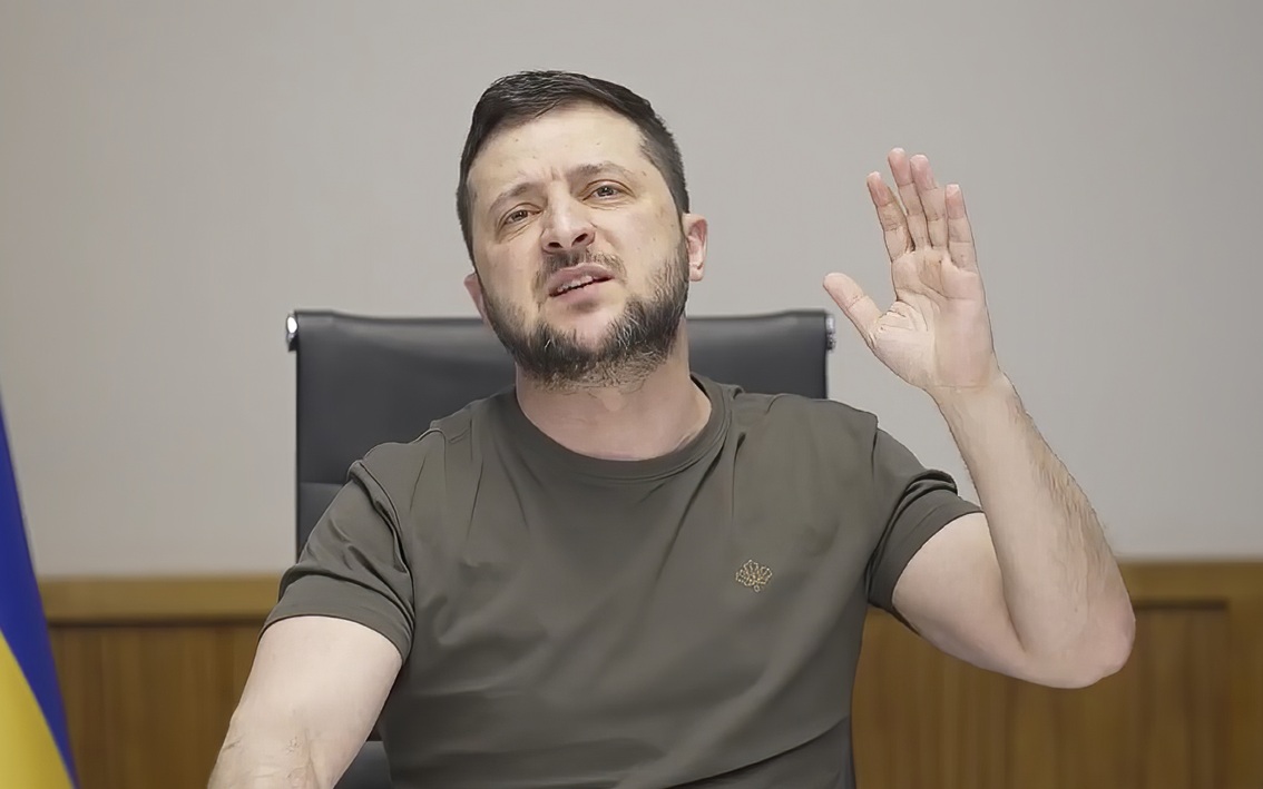 Азаров заявил о поощрении Западом хамского поведения Зеленского