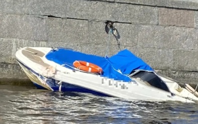 Полиция нашла водителя катера, врезавшегося в опору моста в Петербурге