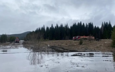 Перелив реки на дорогу заблокировал четыре бензовоза в Красноярском крае
