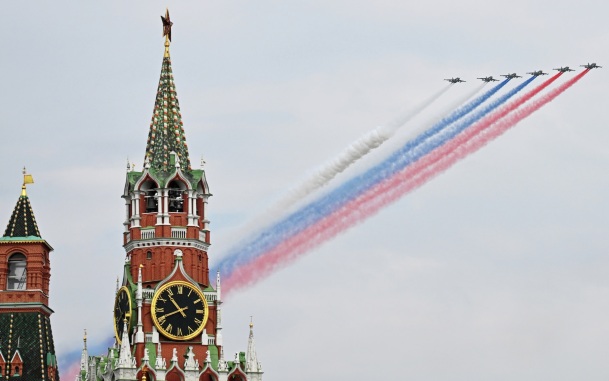 Истребители Су-25 нарисовали в небе над Москвой российский триколор