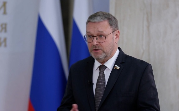 Косачев: Зеленский глумится над священным праздником Победы