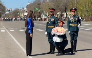 В Благовещенске курсант сделал предложение избраннице во время парада