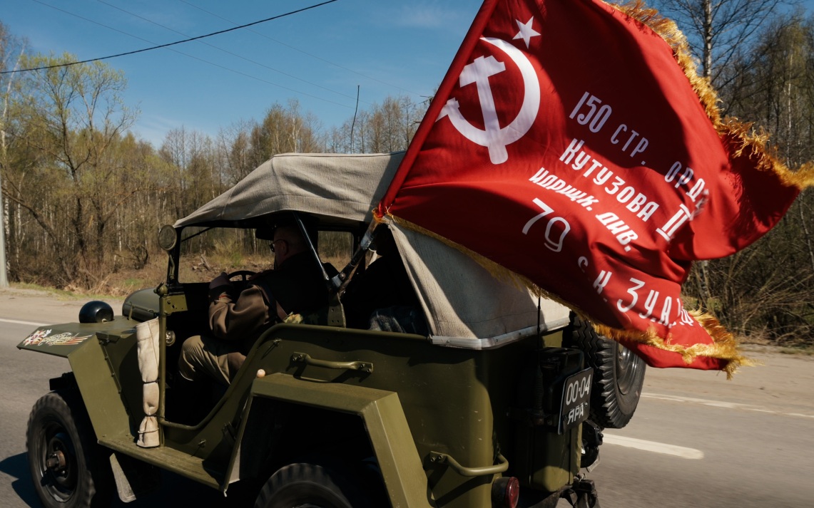 Ветеранам Ярославской области доставили праздничные подарки на ретроавтомобиле