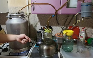 В отношении жительницы Красноярского края возбуждено дело о продаже самогона