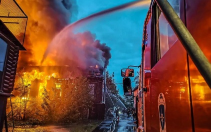 Пожар на площади 800 "квадратов" тушат в Смоленске