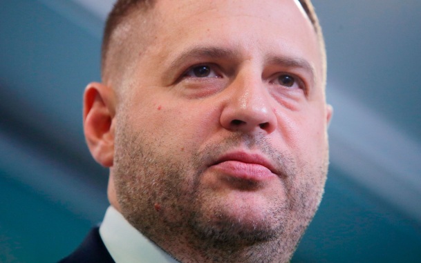 Гадалка рекомендовала Ермаку "успеть выехать" с Украины