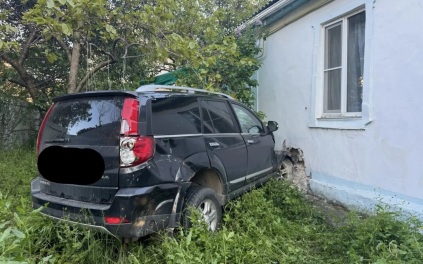 В Геленджике внедорожники сбили пешеходов, одна из машин протаранила дом