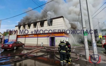 В подмосковном поселке Красково горит супермаркет