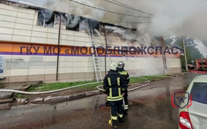 Пожарные локализовали огонь в супермаркете в поселке Красково Московской области