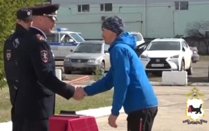 Полицейские Иркутской области наградили альпинистов-казаков за спасение ребенка
