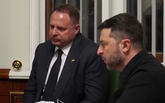 "Не нужны проблемы": банки на Украине не хотят брать деньги на залог Ермаку