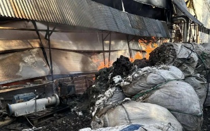 Пожар на 6 000 "квадратов" тушат в Набережных Челнах