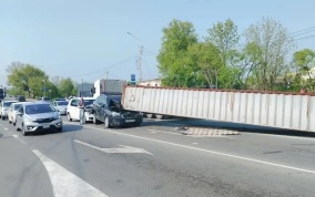 В Приморье контейнер грузовика рухнул на машину, пострадал ребенок