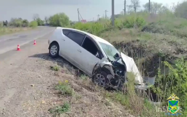 Автомобиль Toyota рухнул в кювет в Приморье, водитель погиб