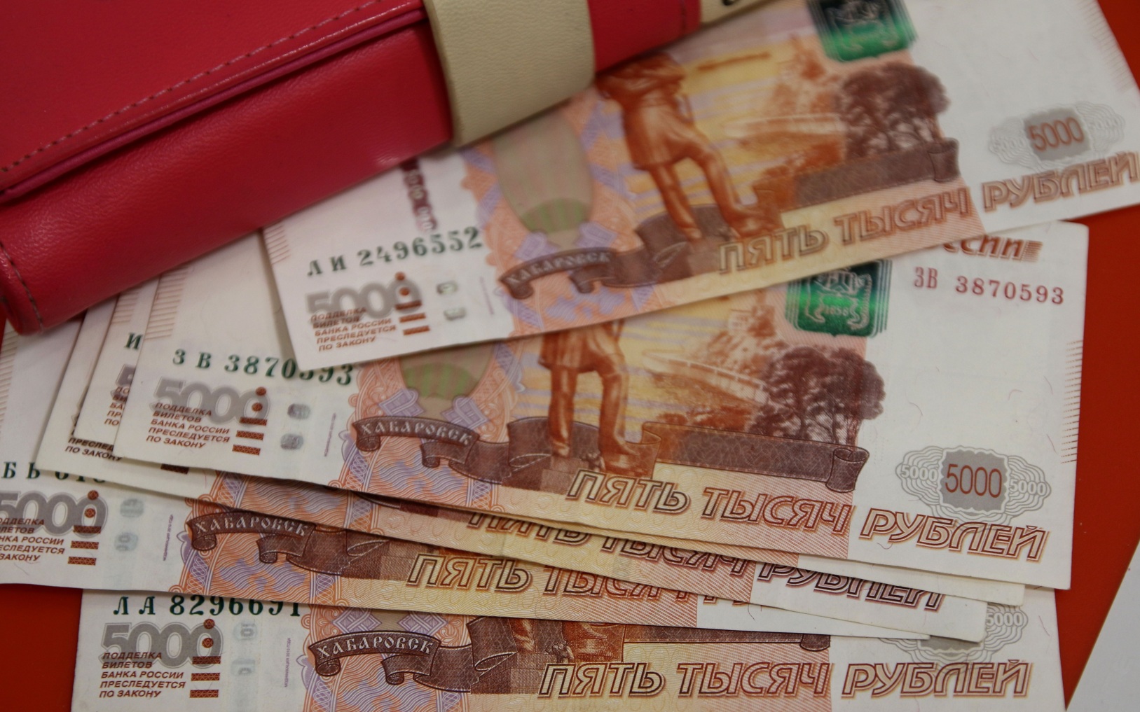 75-летняя петербурженка отдала аферистам более 162 млн рублей