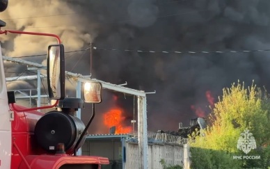 Огонь охватил около 2000 квадратных метров в ангаре в Перми