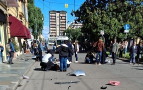 В Италии мужчина на автомобиле въехал в толпу людей, есть пострадавшие