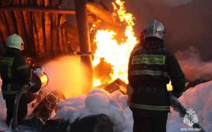 Во время крупного пожара в Перми предотвращен взрыв резервуаров