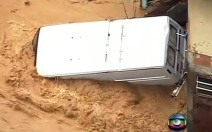 Девять человек погибли при падении автомобиля в воду в Китае