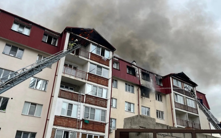 Квартира и кровля жилого дома горят в Нальчике на площади 600 кв. м