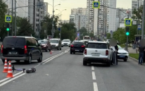 На юго-востоке Москвы автомобиль врезался в самокатчиков, двое пострадавших