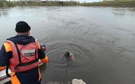 Спасатели с 1 мая ищут тело утонувшего в реке Красноярского края мальчика