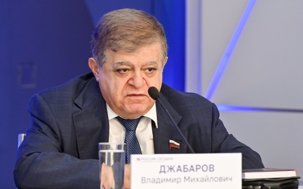 Джабаров назвал уроком для Запада переход РФ и КНР на расчет в нацвалютах
