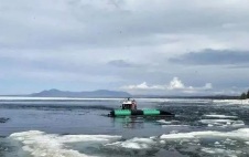 Водолазы ищут четырех человек после опрокидывания катера на Байкале