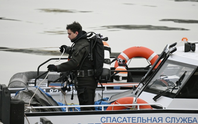 Водолазы ищут четырех человек после опрокидывания катера на Байкале