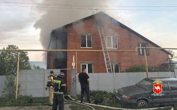 На Южном Урале полицейский спас семью из 5 человек на пожаре