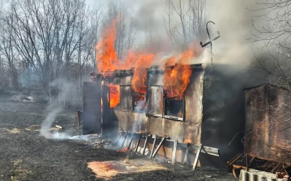 В Нижневартовске при пожаре сгорели строения на шести дачных участках