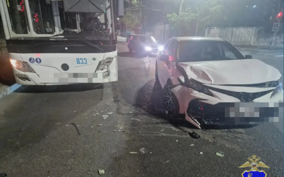 В Самаре столкнулись пассажирский автобус и иномарка, пострадали два человека