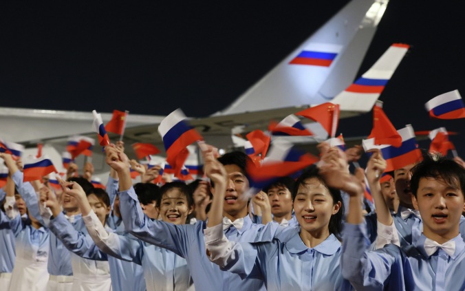 Прилетевшего в Китай Путина встретили почетный караул и дети с флагами России