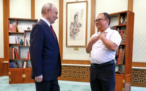 Китайский инженер подарил Путину фарфор, привезенный из провинции Хунань