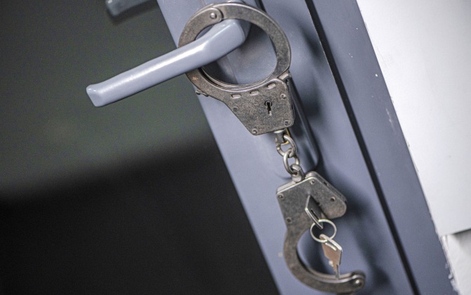 В Москве мужчину арестовали на 15 суток за скрытую видеосъемку женщины