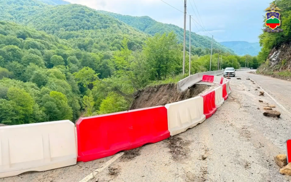 Часть обочины обвалилась на дороге в Карачаево-Черкесии