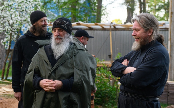 Автор песен Бичевской и Ваенги иеромонах Роман умер в аэропорту Белграда