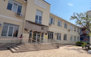 Трое пострадавших при обвале балкона школы в Севастополе — в тяжелом состоянии