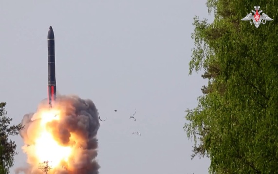Российские военные показали запуск ядерной ракеты "Ярс"