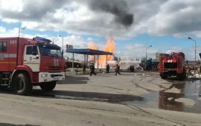 В Барнауле горит газовая заправочная станция