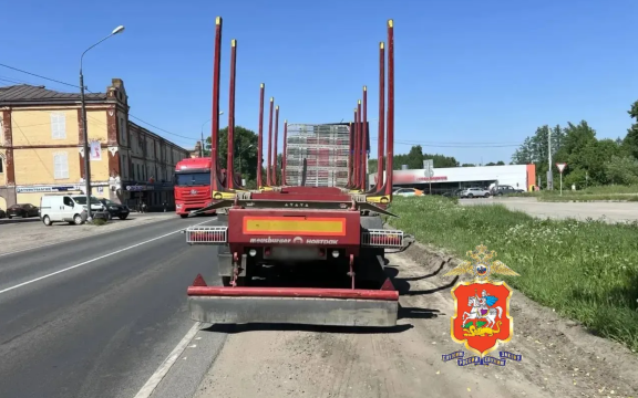 В Подмосковье водитель мопеда погиб, обгоняя грузовик по обочине