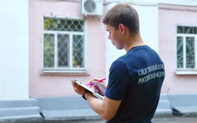 В Бологом ребенок выпал из окна 3 этажа, проводится проверка