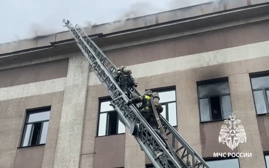 Из горящего НИИ в Иркутске эвакуируют людей