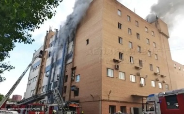 В Москве на Стахановской улице продолжается пожар в административном здании